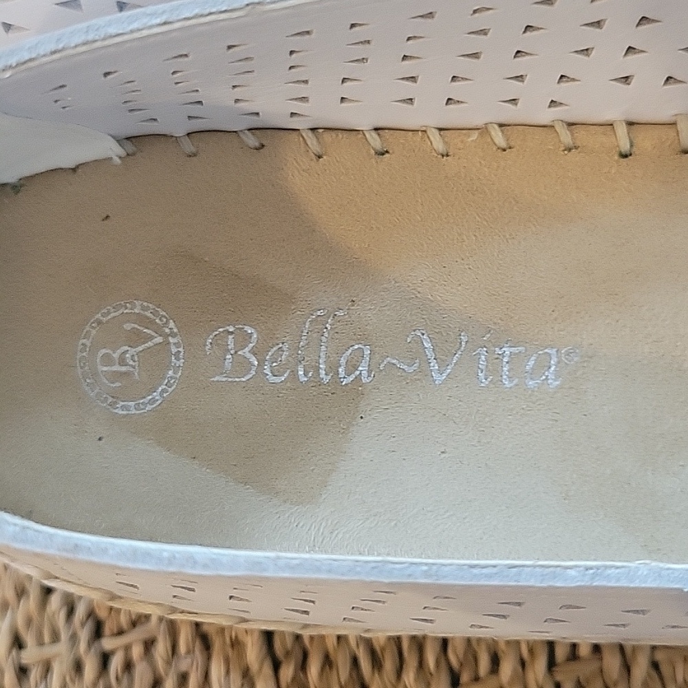 BELA VITA white slip-on platform espidrilles w/die cut triangles.  Size is 7.5 W - Picture 9 of 10